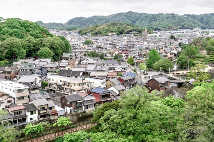 Mesmo em bairros densos, as casas costumam ser projetadas com cuidado para preservar a privacidade. Muitas não têm janelas voltadas diretamente para a rua ou para as casas vizinhas.