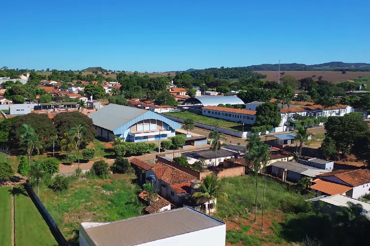 Embora haja uma predominância espírita, a convivência com outras religiões é considerada pacífica.