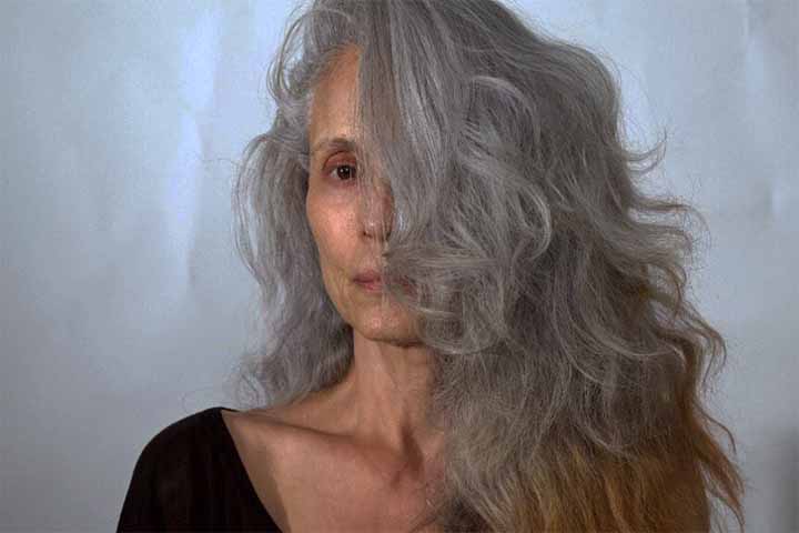 “Bacurau” venceu o prêmio do júri no Festival de Cannes de 2019 ao lado do drama francês “Les Misérables”. Na trama, Sônia Braga vive a médica Domingas no povoado que dá título ao filme.

