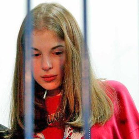 Nos primeiros dias, o crime foi tratado como latrocínio (roubo seguido de homicídio). A reviravolta veio dez dias depois, quando os três confessaram o brutal assassinato.