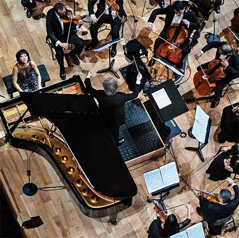 No ano seguinte, foi para o Curtis Institute of Music, na Filadélfia, nos Estados Unidos, onde permaneceu por cinco anos e se graduou em 2008. 
