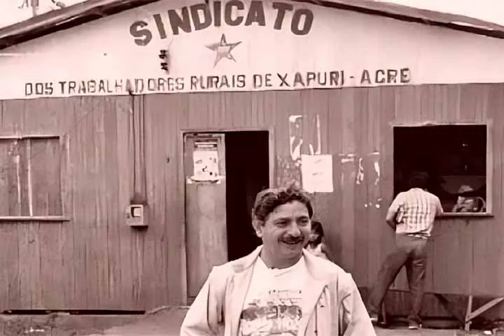 Em 1988, ano de sua morte, Chico Mendes recebeu a medalha de meio ambiente da Better World Society, nos Estados Unidos. Três anos antes, ele havia sido premiado com o Global 500 da ONU em reconhecimento por sua luta em defesa da Floresta Amazônica.

