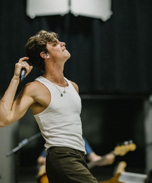 Uma curiosidade é que ele fala um pouco de português, pois seu pai é natural de Portugal. Ele foi criado em um lar religioso e a mãe é inglesa. Mendes é apaixonado por esportes e pratica hóquei no gelo. 

