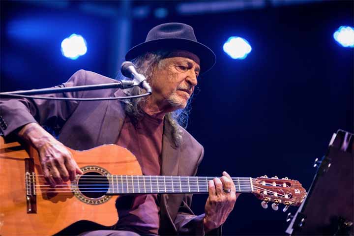 O cancioneiro de Alceu Valença é repleto de hits conhecidos nacionalmente. São de sua autoria, por exemplo, clássicos como “La Belle de Jour”, Tropicana”, “Anunciação”, “Girassol”, “Como Dois Animais” e a já citada “Coração Bobo”. Seu repertório carnavalesco é amplamente conhecido. 
