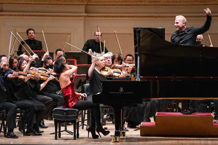 Com 1.58 metro de altura, cabelos e roupas curtas, Wang é uma solista que desafia conceitos estéticos do universo da música clássica no ocidente. 

