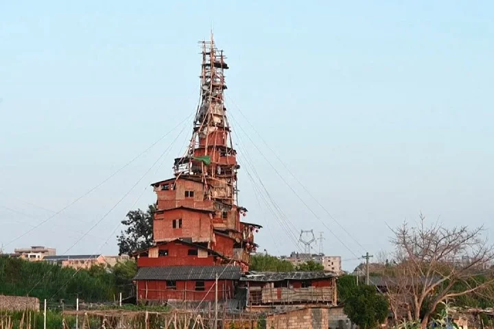 Cabos e cordas ajudam a fixar a casa ao chão, mas a impressão é de que ela poderia levantar voo a qualquer momento.