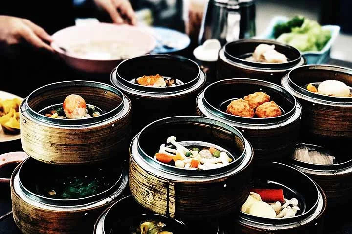 Dim sum é tradicionalmente consumido no café da manhã e almoço, especialmente na culinária cantonesa. É uma refeição composta por pequenos pratos de petiscos, geralmente pães e bolinhos, servidos com chá chinês.