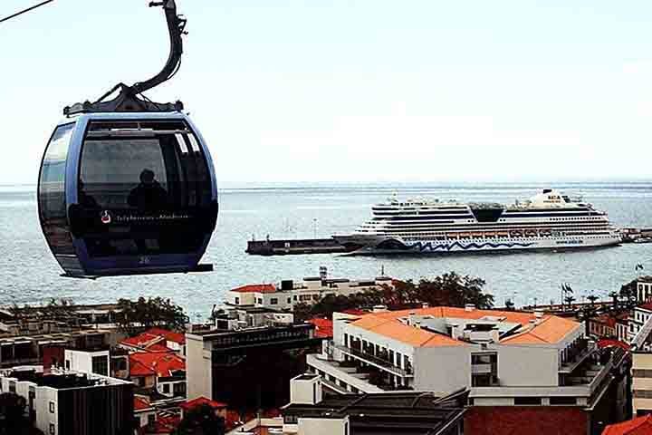O Teleférico do Funchal para o Monte é uma das experiências mais emocionantes da Madeira, oferecendo vistas panorâmicas da cidade e da baía do Funchal. O teleférico é uma maneira fácil de subir até o Monte, onde está localizado o Jardim Tropical e o Palácio Monte.