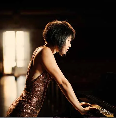 E é justamente a conjunção dos figurinos sensuais e sua vitalidade na interpretação de compositores como Tchaikovski e Chopin que gerou uma legião de fãs. Isso somado a seu domínio técnico do instrumento, é claro.
