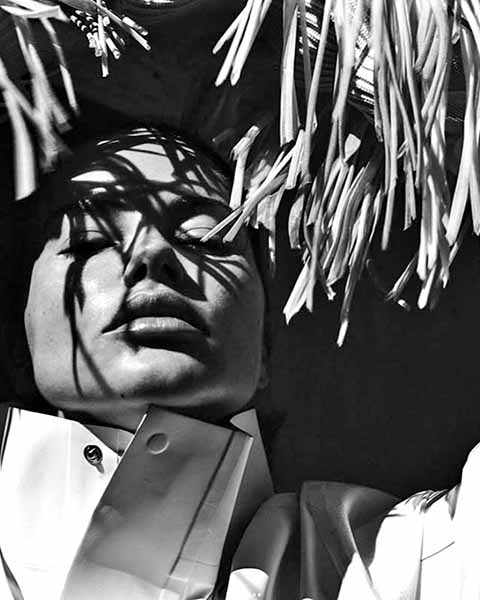 No ano seguinte, Adriana partiu do Brasil para Nova York, onde assinou contrato com a agência Elite Model Management. 
