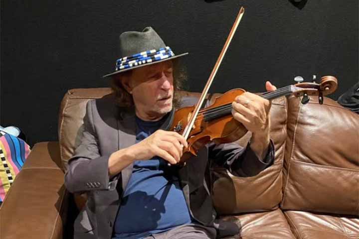  Na ocasião, ele participou da noite “Pernambuco em canto: carnaval de Olinda”, com Elba Ramalho, Geraldo Azevedo, Moraes Moreira (1947 - 2020) e o percussionista Naná Vasconcellos (1944 - 2016). 