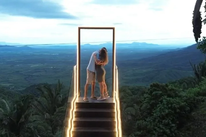 De acordo com Júlio Aguiar, gerente do local, a escada tem atraído cada vez mais visitantes, e durante o dia sempre há fila para tirar fotos e aproveitar a paisagem. 