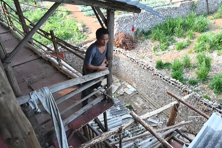 Com o fracasso do empreendimento, ele ignorou ordens de despejo e, pouco a pouco, foi erguendo sua estranha construção de dez andares.