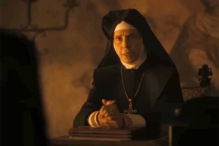 Sônia Braga faz o papel da madre superiora do orfanato romano onde se passa a história. 