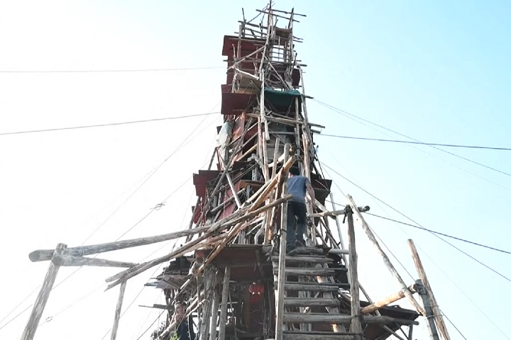 Uma torre de madeira improvisada tem atraído a atenção de turistas em uma cidade da China.