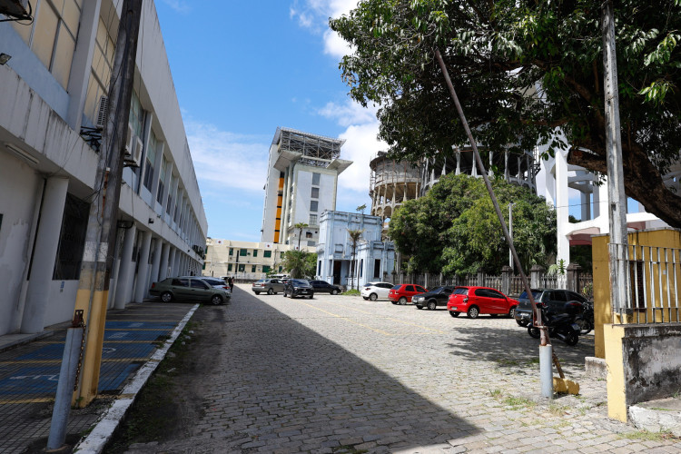 Parte do terreno das Caixas D'&aacute;gua &eacute; utilizado como estacionamento pela Faculdade de Direito da UFC