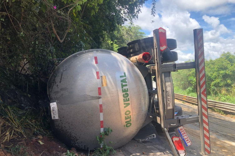 Trabalhos de limpeza do córrego e cachoeira devem durar 15 dias
