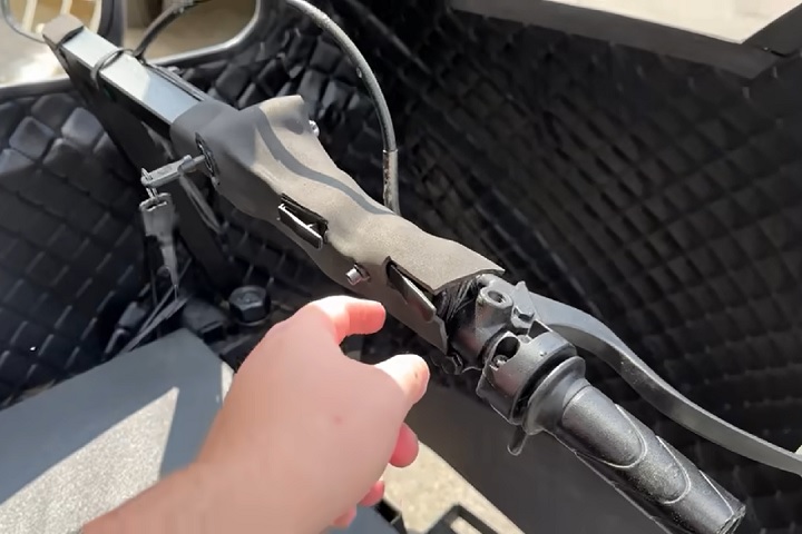 Outra adaptação foi no sistema de direção: em vez de volante, há um guidão, o que facilita a condução do veículo minúsculo.