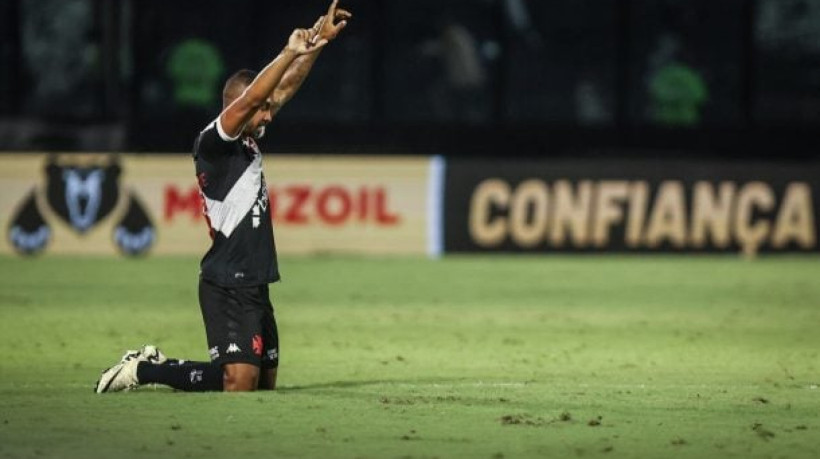 Na última quinta-feira, na vitória contra o São Paulo no Morumbis, o lateral completou 100 jogos pelo clube 