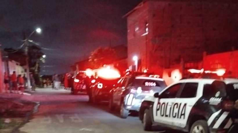 Viaturas da Polícia Militar foram acionadas para ocorrência em que uma criança de 12 anos foi baleada na cabeça no bairro Arianópolis, em Caucaia