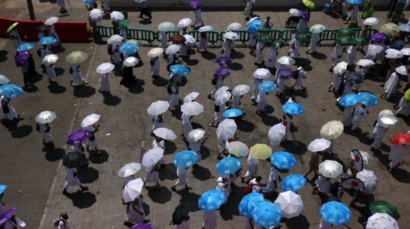 Peregrinos muçulmanos caminham ao redor do Monte Arafat, na Arábia Saudita, durante o clímax da peregrinação do Hajj, em 5 de junho de 2025