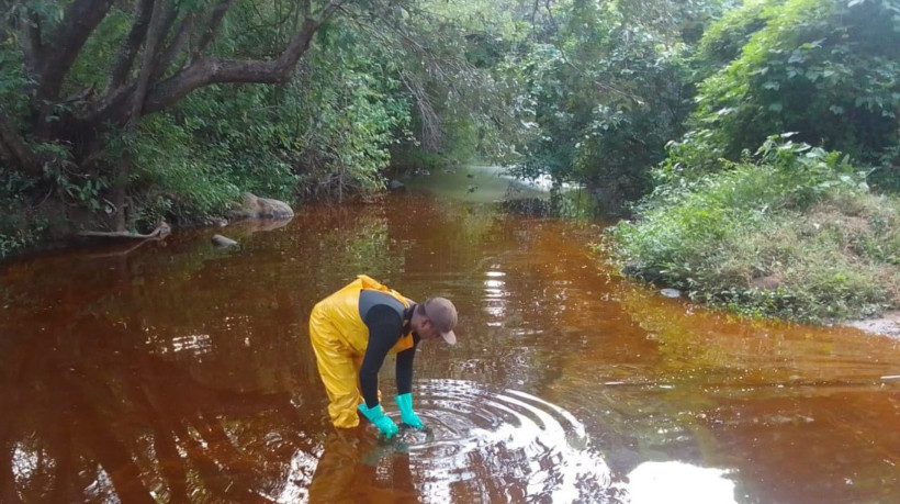 Trabalhos de limpeza do córrego e cachoeira devem durar 15 dias