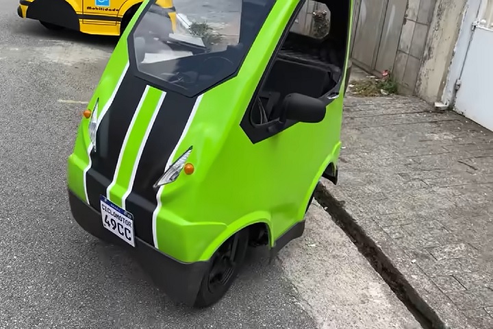 O visual marcante — pintura verde com listras pretas — faz com que o Nanico P50 tenha uma aparência divertida e que chama a atenção.