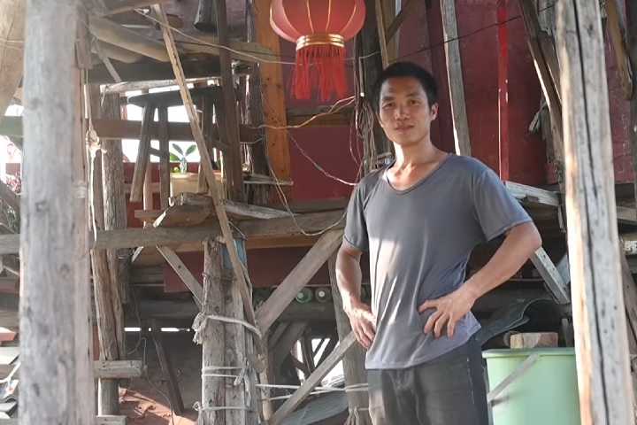 Chen Tianming ergueu sozinho a estrutura, usando tábuas de madeira e vigas retorcidas.