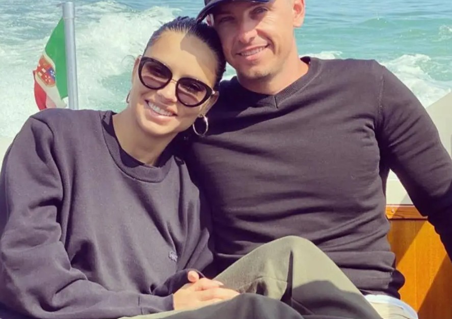 Em dezembro de 2024, o casal formalizou a união sem alarde. “Oficialmente senhora Lima Lemmers, também conhecida como Limers”, brincou a brasileira em um post nas redes sociais.

