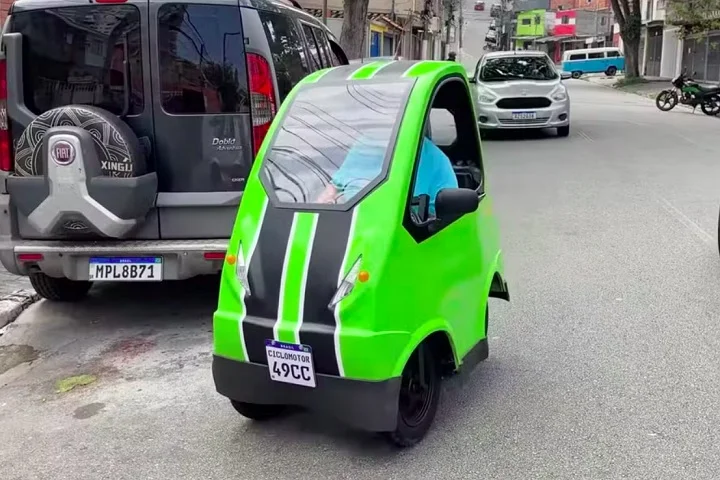 Segundo Caio Strumiello, o projeto começou com esboços feitos à mão, passou por moldes de papelão e foi finalizado com estrutura em fibra de vidro.