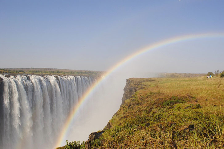 As Cataratas Victoria - A maior queda d'água africana: 1,7 km de largura e altura de 61 a 128m. No idioma local, é Mosi-ao-Tunya (fumaça que troveja). O nome Victoria foi dado pelo descobridor, David Livingstone, em1855, em homenagem à rainha Victoria. 