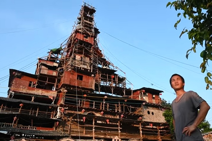 Na época, Chen, que hoje está com 42 anos, se recusou a deixar o local. 