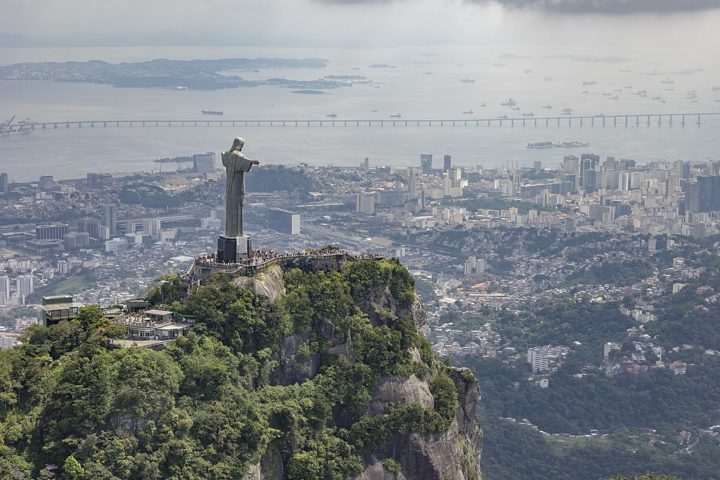O Rio de Janeiro (RJ), primeiro colocado da lista, é conhecido mundialmente por suas paisagens deslumbrantes e sua vida cultural vibrante, o que contribui diretamente para o aumento dos custos de vida.