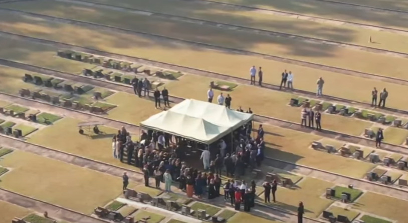 Silvio morreu no shabat, o dia do descanso, que vai do pôr do sol de sexta-feira ao pôr do sol do sábado. Mas o enterro não pode ser à noite. Por isso,  Silvio foi  sepultado apenas no dia seguinte (domingo 18/8). 