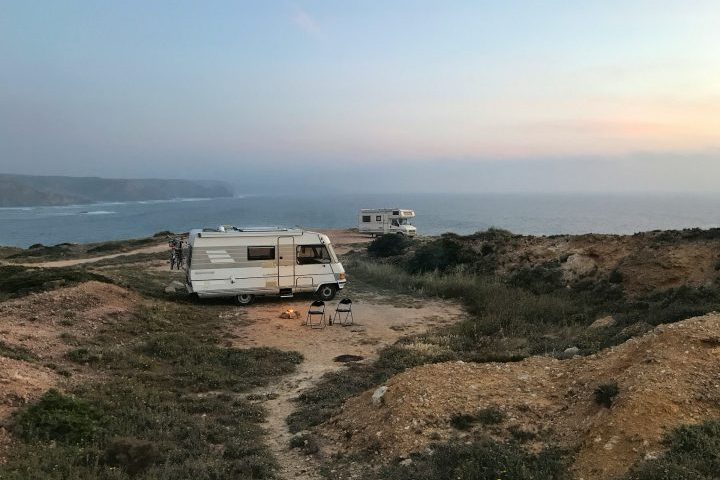 Diferente do turismo tradicional, onde hotéis e itinerários fixos predominam, os viajantes de motorhome podem acordar com uma vista para as montanhas, passar a tarde à beira de um lago e dormir sob as estrelas num deserto.