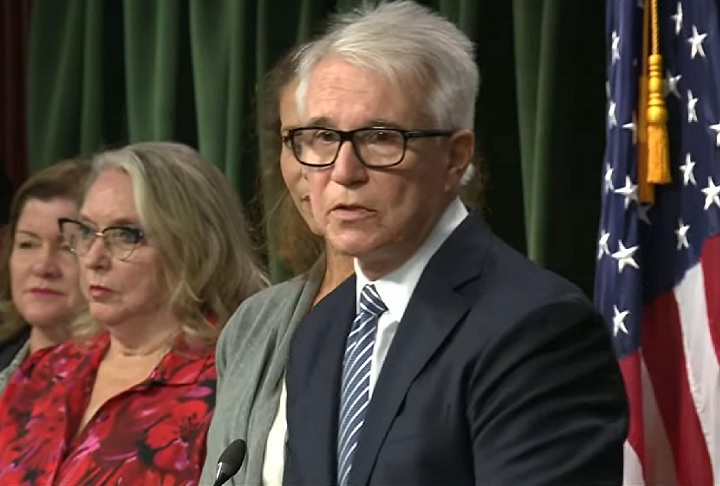 “Acredito que eles pagaram a sua dívida para com a sociedade”, declarou o promotor. Chamado de resentencing (ressentenciamento, em português), o processo permite um novo ajuste da sentença em resposta a um problema ou erro na pena original.