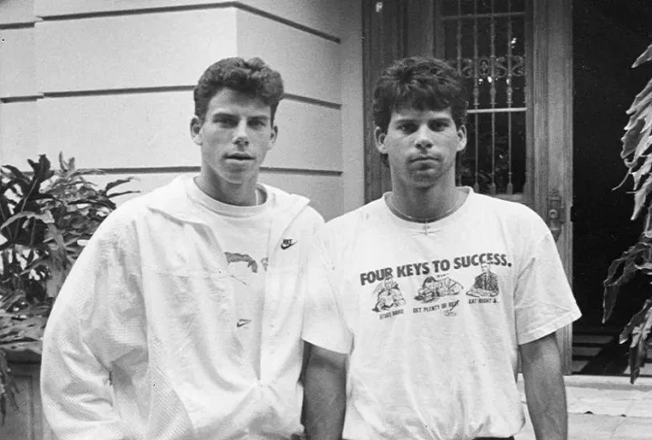 O caso envolvendo os irmãos Menendez - assassinos dos próprios pais - voltou a estar entre os mais comentados em maio de 2025 por causa da possibilidade de libertação da dupla, após 35 anos de cadeia. 