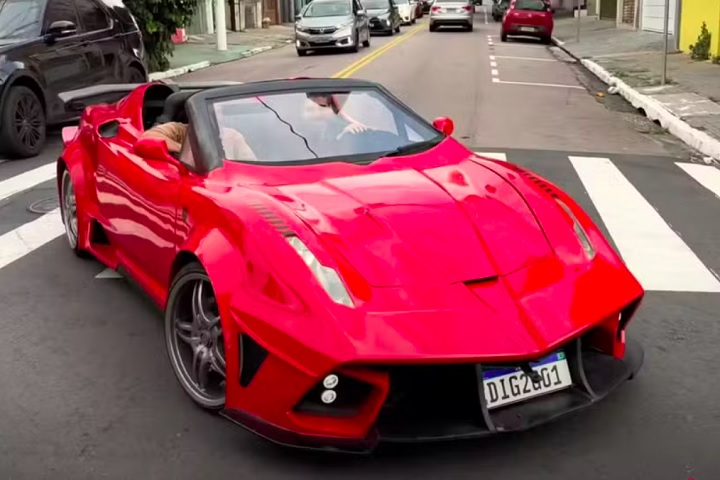 Entre suas criações mais curiosas está uma “Ferrari brasileira”, feita com peças de diversos carros populares e até motos.