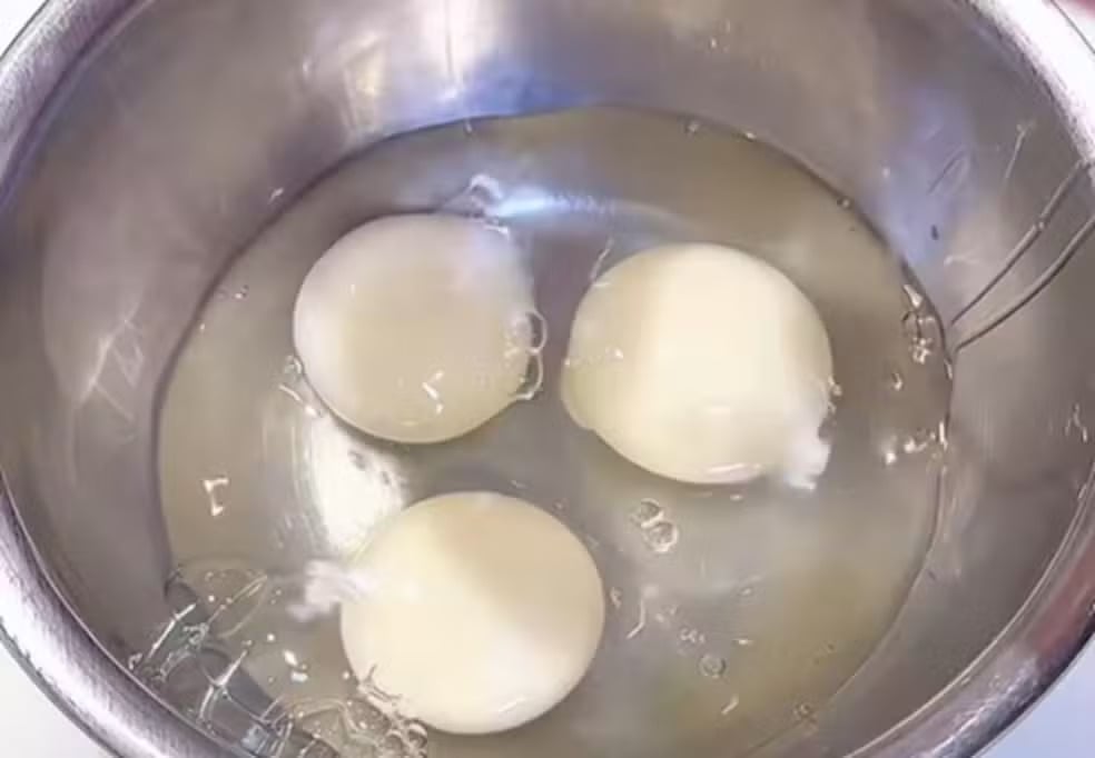 Imagens gravadas num restaurante no Japão viralizaram e causaram espanto por um motivo simples: as gemas dos ovos eram brancas, e não amarelas como normalmente acontece.  