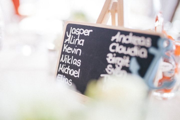 Estudos sugerem que certas sonoridades e estruturas fonéticas são mais agradáveis ao ouvido, mesmo que a percepção de beleza varie conforme a cultura e o contexto histórico.