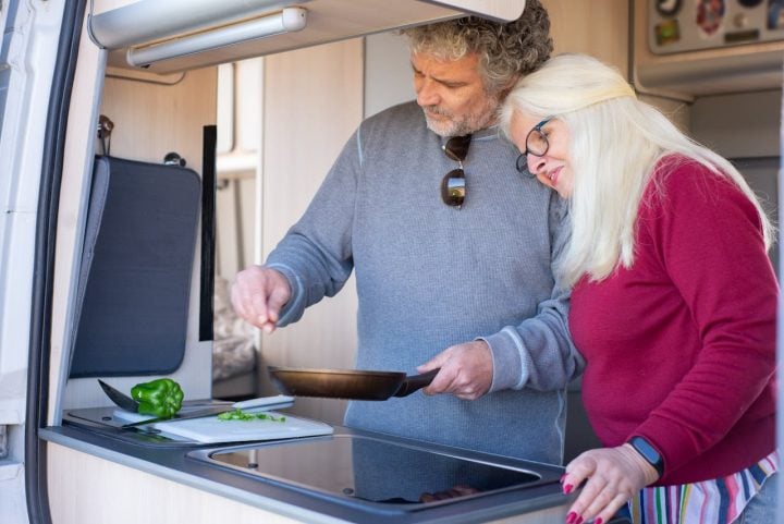Nos EUA, por exemplo, o conceito de RV living (vida em veículos recreativos) é tão difundido que muitas famílias vendem suas casas e passam a viver permanentemente na estrada.