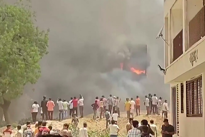 O acidente ocorreu logo após a decolagem em Ahmedabad, quando o Boeing 787-8 colidiu com uma hospedaria de estudantes de medicina, causando um incêndio.