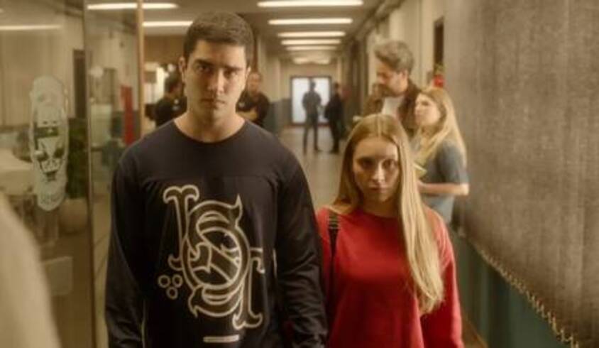 Na produção, os irmãos Cravinhos são interpretados por Leonardo Bittencourt (Daniel Cravinhos) e Allan Souza Lima (Cristian Cravinhos).