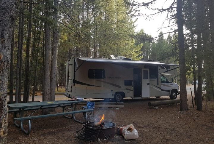 Muitos adotam o minimalismo, levando apenas o essencial, e investem em tecnologias sustentáveis, como painéis solares e sistemas de reciclagem de água.