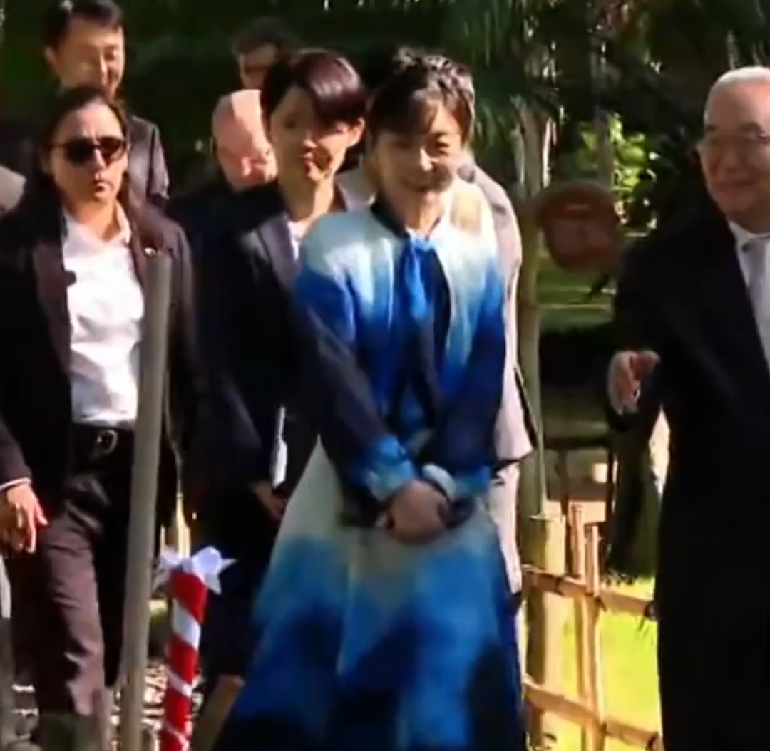 Estudou na Gakushuin,  cursou Artes Liberais na International Christian University (Japão) e pós-graduação em Psicologia no Reino Unido . Já foi patinadora artística.