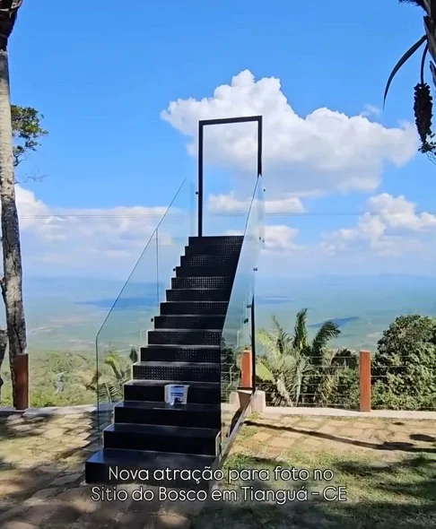 Com um guarda-corpo de vidro nas laterais e no topo, a estrutura dá a sensação de que as pessoas estão subindo em direção ao céu.