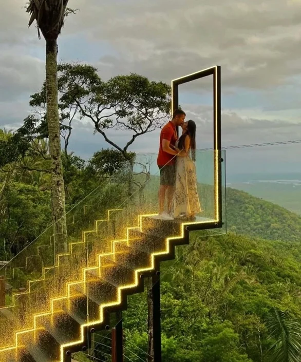 Vídeos mostrando pedidos de casamento na escada já tiveram milhões de visualizações nas redes sociais.