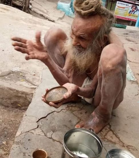 Ninguém sabia sua origem ou as circunstâncias que o levaram a viver em condições tão precárias, apesar da idade. 