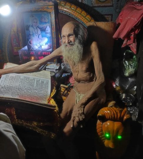 Apesar da aparência frágil, é possível ver que o idoso vivia em uma casa normal e passava seus dias estudando e meditando, longe da imagem de abandono sugerida inicialmente.