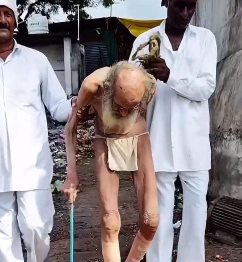 O vídeo que viralizou apenas mostra o idoso sendo auxiliado por outras pessoas, provavelmente devido à sua idade avançada e aparente desnutrição.